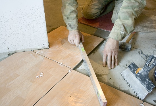 Облицювання керамічною плиткою підлоги.