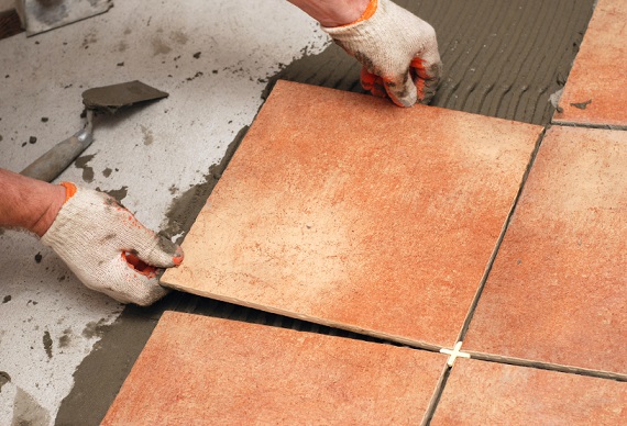 Укладання плитки на підлогу.