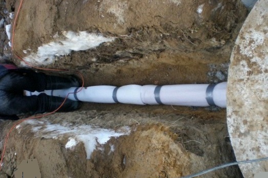 Як прокласти трубу і кабель до насоса в колодязь? 